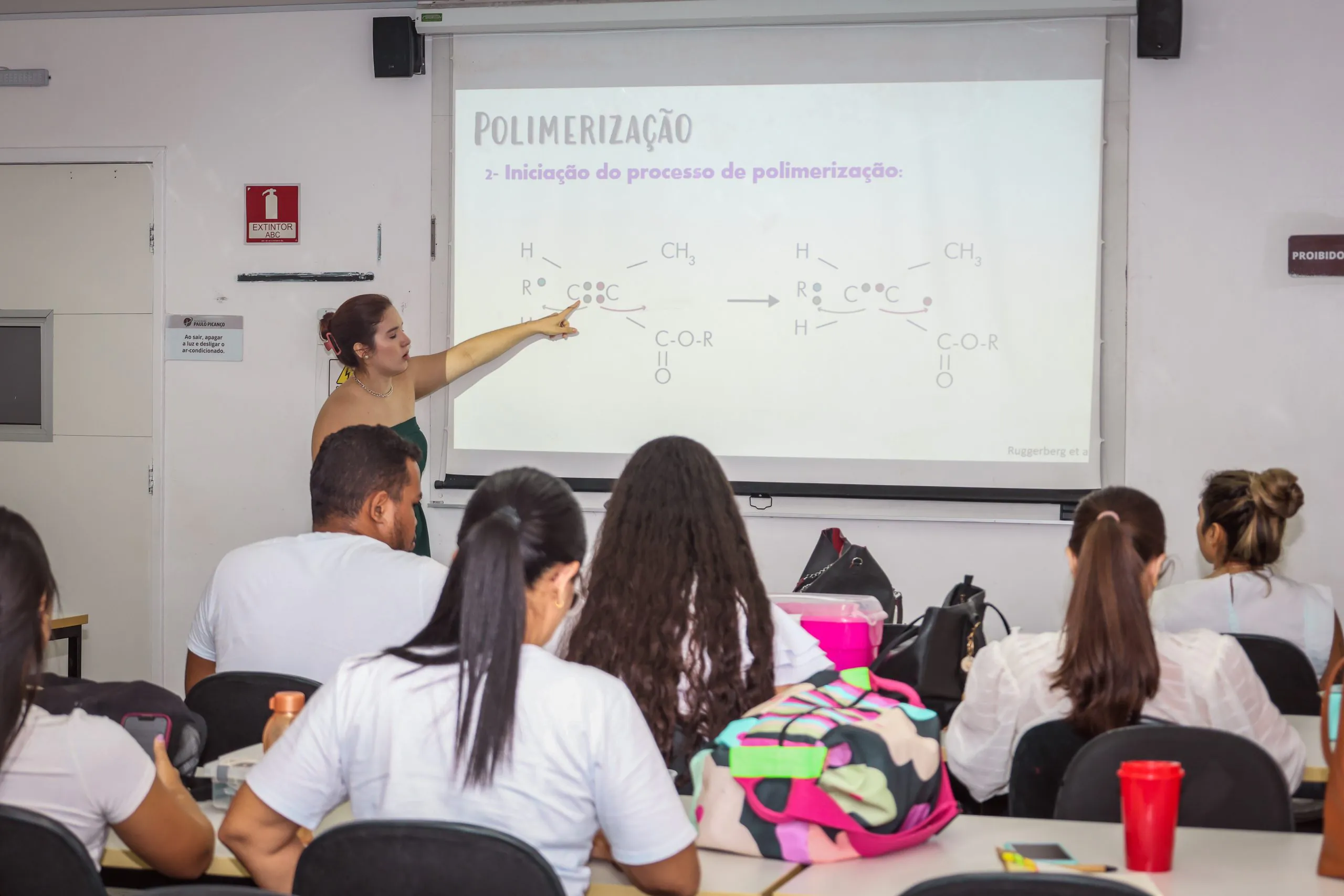 Início do Curso de Aperfeiçoamento e Especialização de Dentística