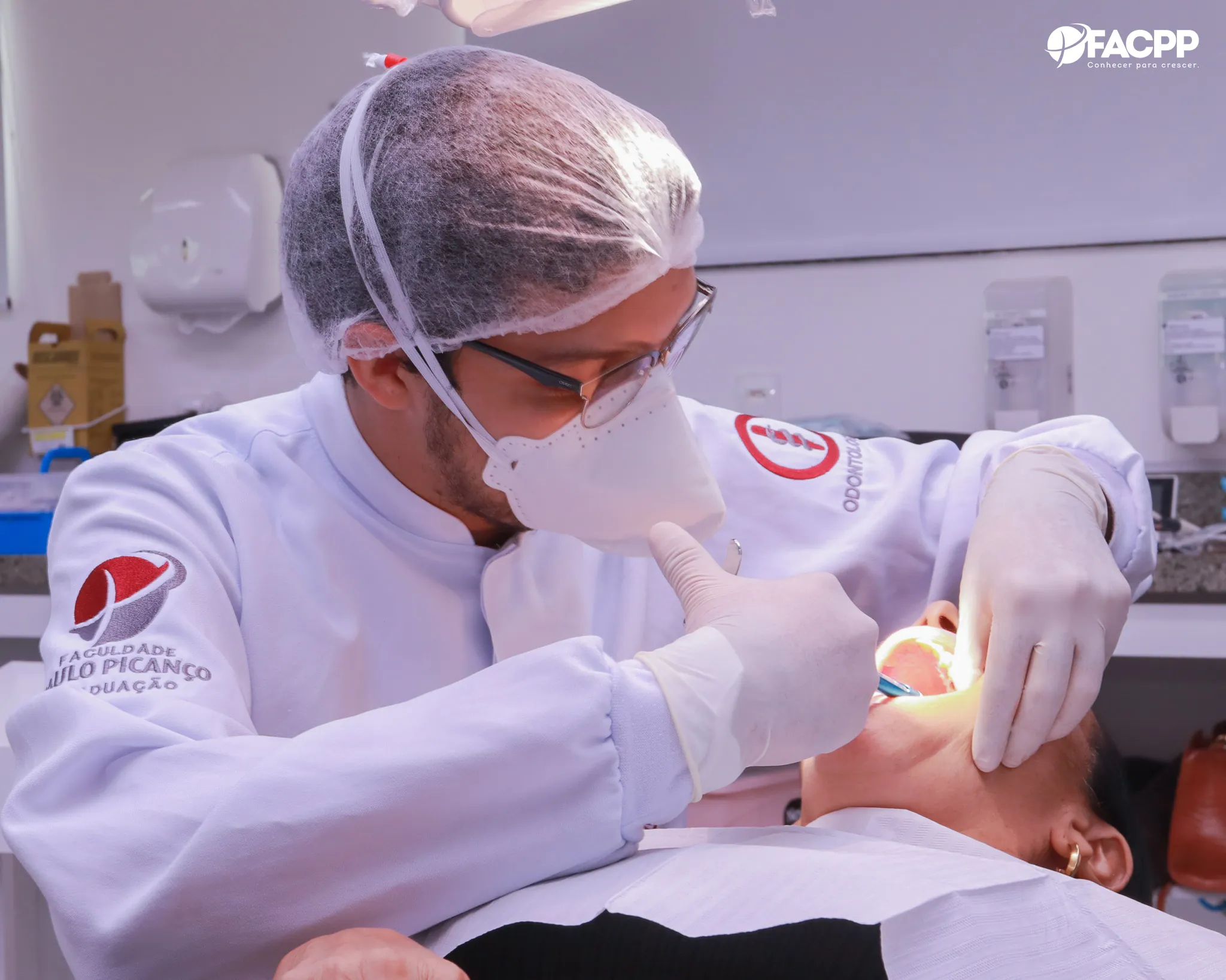 Alunos de T9 de Especialização em Endodontia tem sua primeira prática clínica