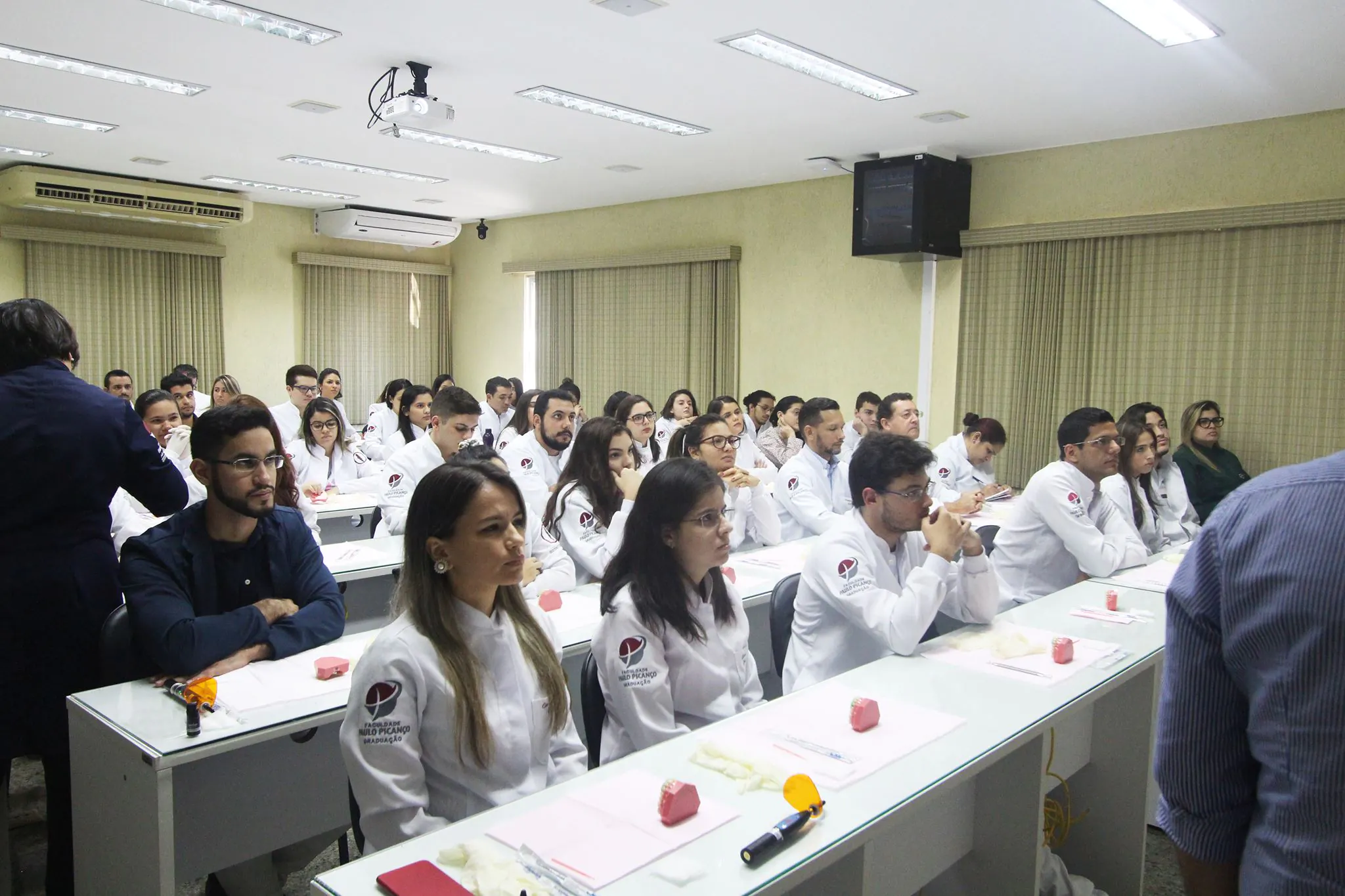 Hands-on de estratificação de dentes anteriores com resina composta